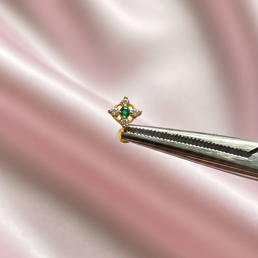 Clover stud
