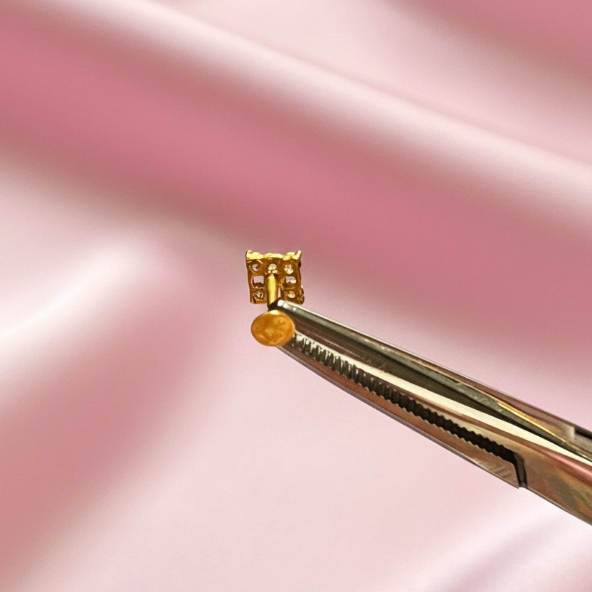 Clover stud